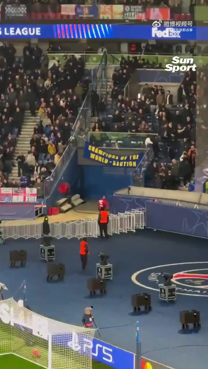 世界杯在线足球直播-整活😂切尔西球迷在巴黎主场拉起的横幅：世界冠军专区🔥