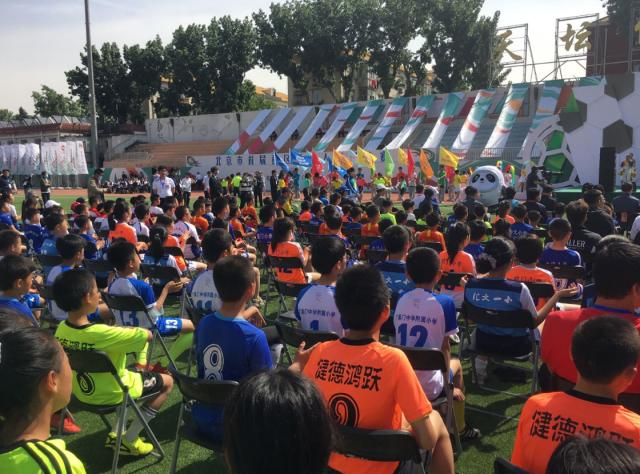 世界杯在线足球直播-足球让城市精彩!北京首届社区杯八人制足球赛开幕